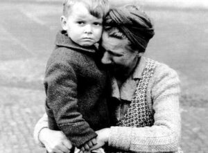 Kind und Mutter - Foto vom Todesmarsch aus Brünn 1945